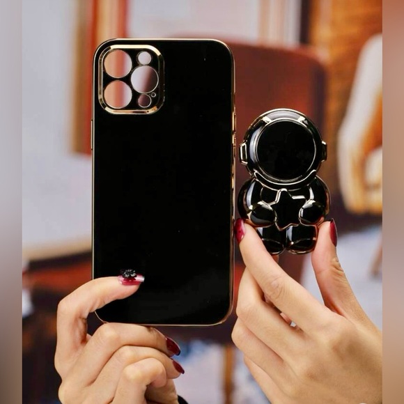 NWT iPhone 13ProMax Case w/Astronaut Design Phone Grip in Black & Gold - Picture 2 of 5